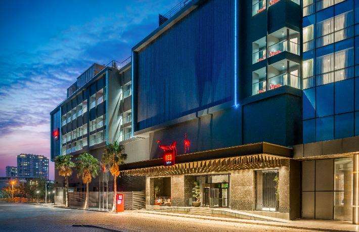 Türkiye’nin ilk Radisson RED markalı oteli İzmir’de açıldı