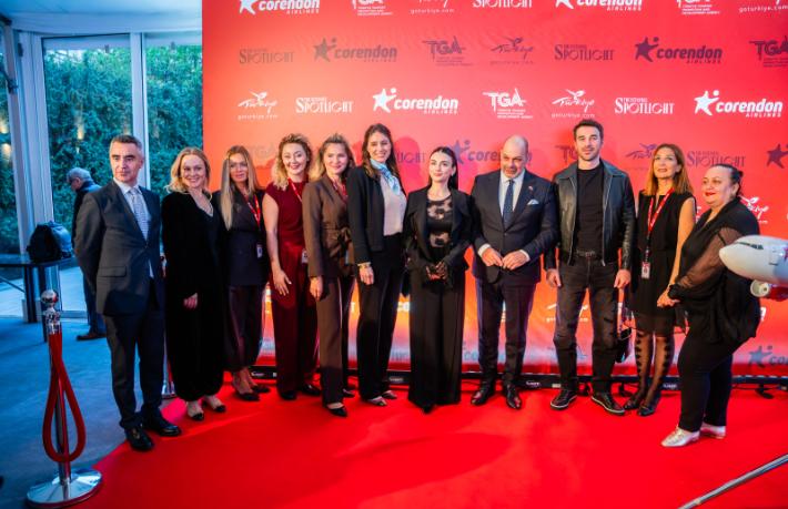 Corendon Airlines, Özge Yağız ve Yusuf Çim’i Varşova’da hayranlarıyla buluşturdu