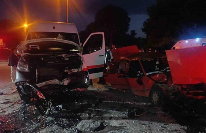 Manavgat'ta tur minibüsü ile otomobil çarpıştı... 4 yaralı