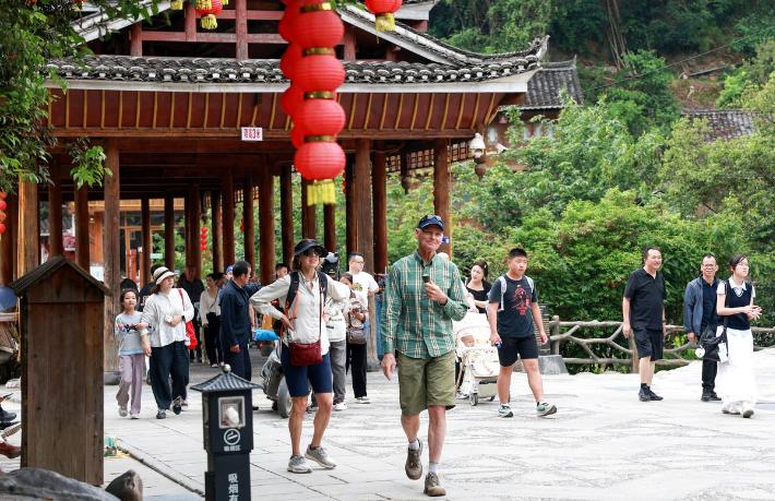 Vize muafiyetini 50 ülkeye genişletti, turist akınına uğradı