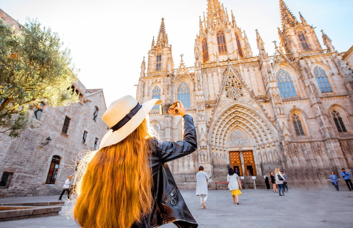 Turistlerin akın ettiği ülkede otellerde sigara yasağı 