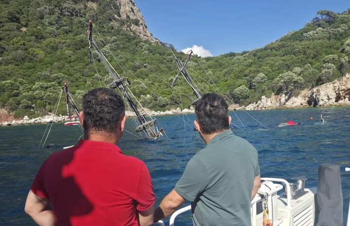 Marmaris'te 110 yolculu gezi teknesi battı