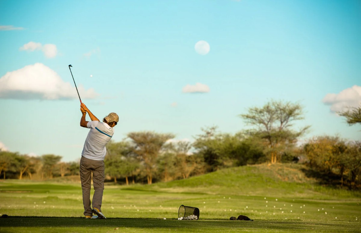 Serengeti'de vahşi yaşamla çevrili golf sahası 