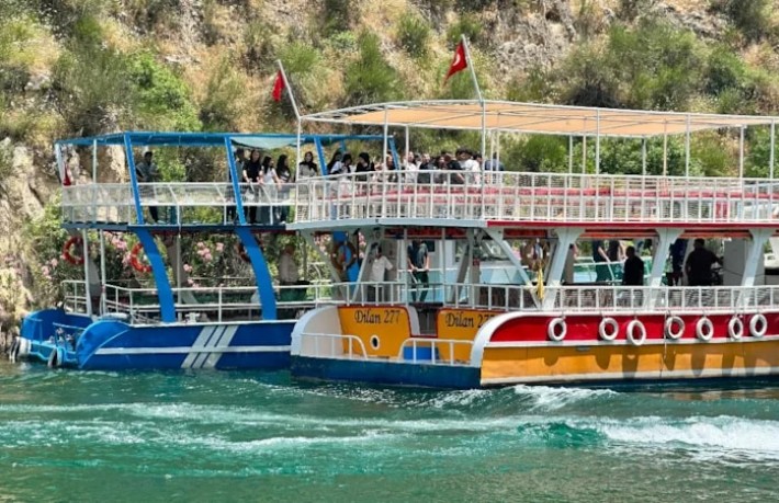 Sürüklenen teknedeki turistleri jandarma kurtardı