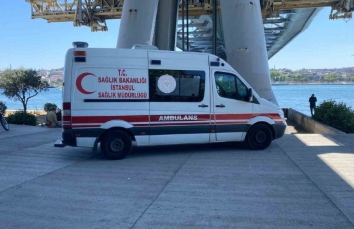 Haliç'te şok anlar... Tur teknesi köprüye çarptı, personel hayatını kaybetti