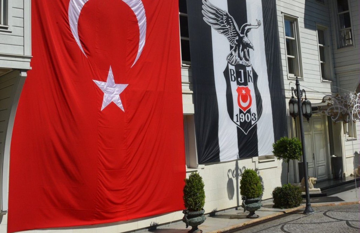 Serdar Bilgili oteli aldı, Beşiktaş bayrağını da astı