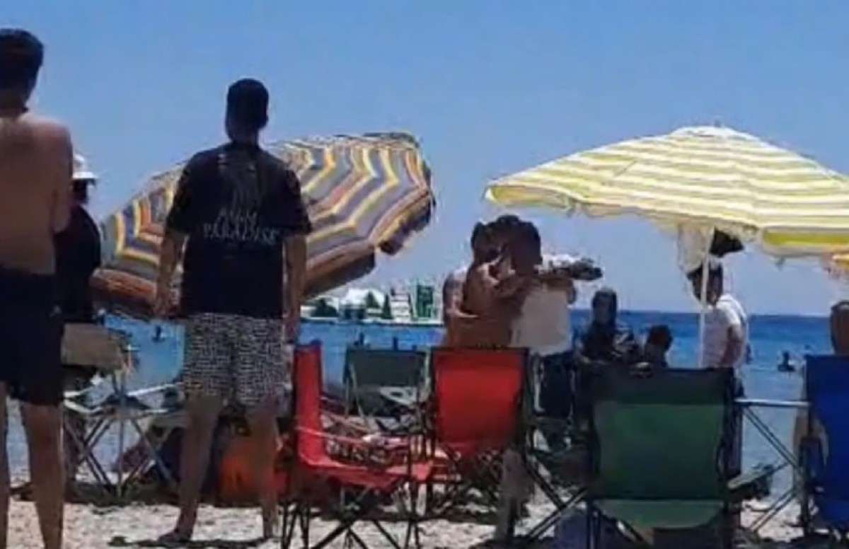 Çeşme Altınkum Plajı'nda 'şemsiye' kavgası... Yumruklar havada uçuştu