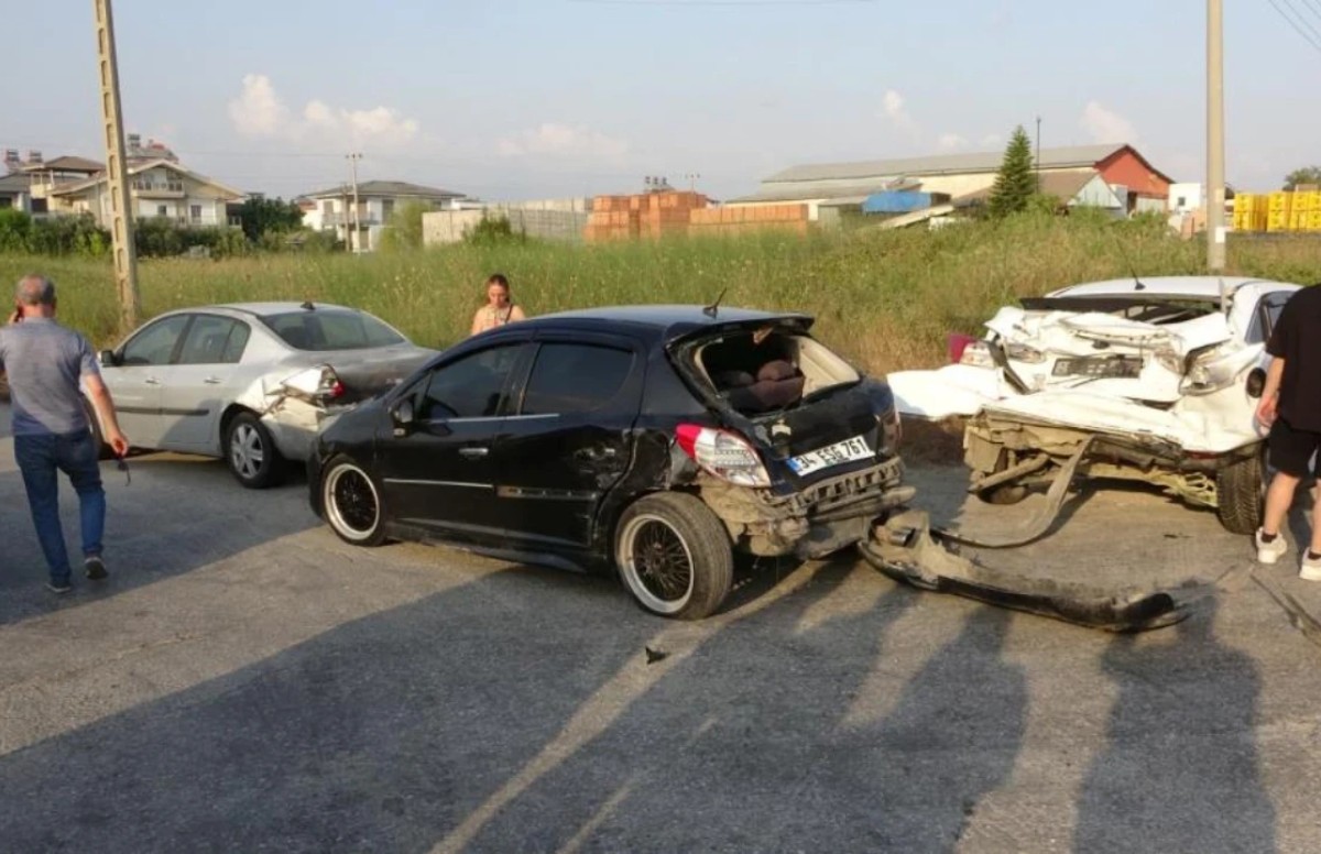 Tur minibüsü ve 3 otomobil birbirine girdi