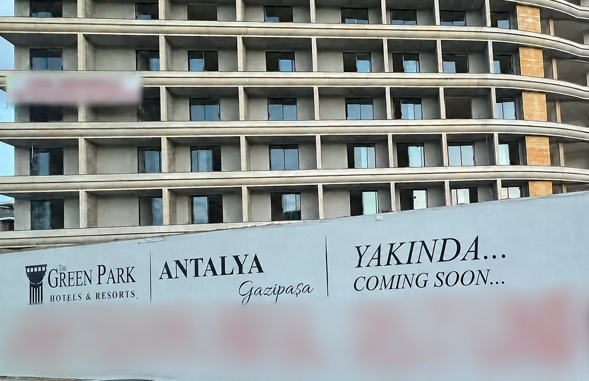 The Green Park Otel işçilerinden maaş protestosu: İnşaata pankart astılar