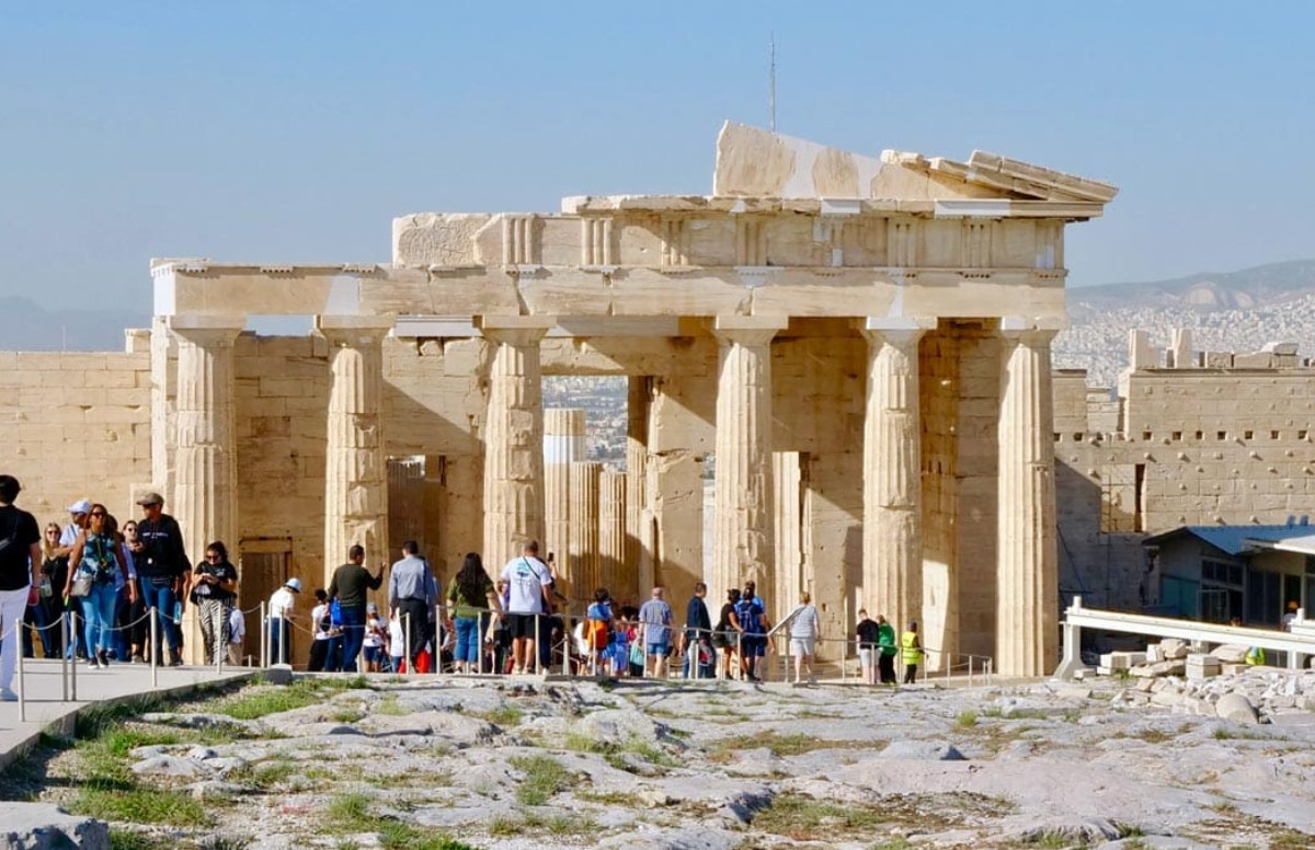 Akropolis'te bıçaklı saldırı... İki turist yaralandı