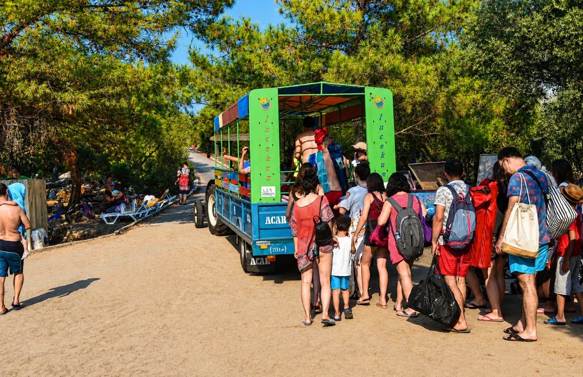 Marmaris'te binlerce turist denize traktörle gidiyor