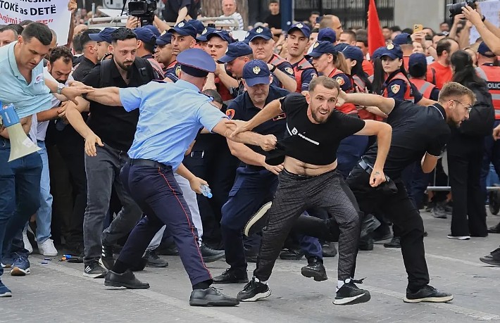 Trump ailesinin lüks otel projesi günlerdir protesto ediliyor