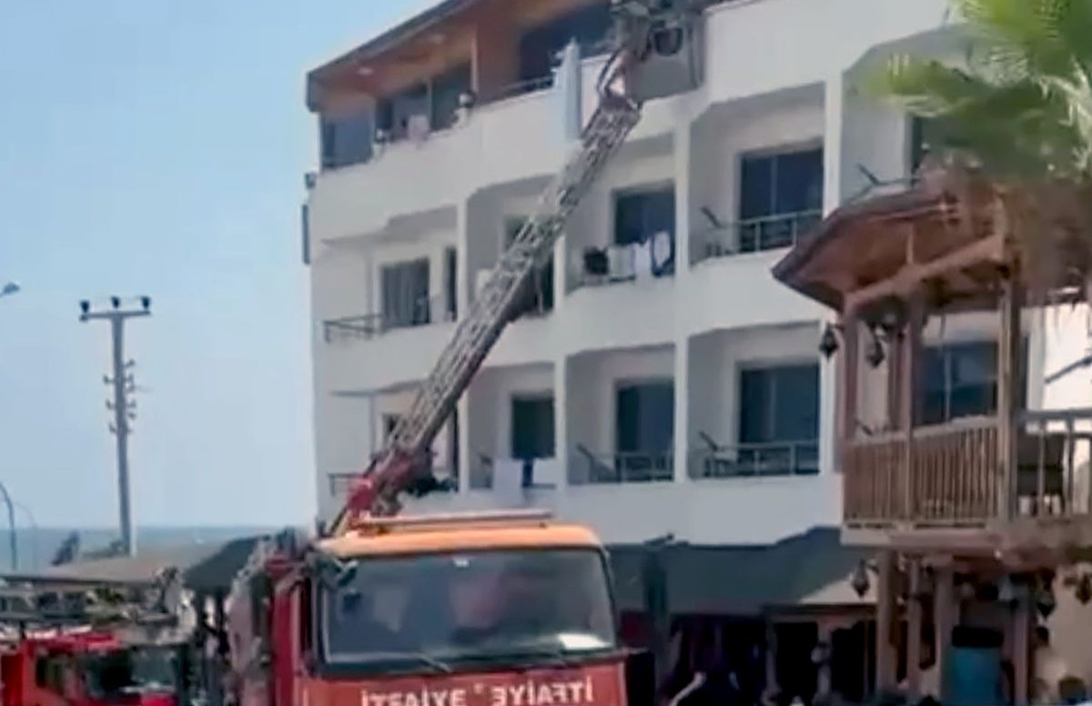 Mersin'de otel yangını: 9 kişi dumandan etkilendi