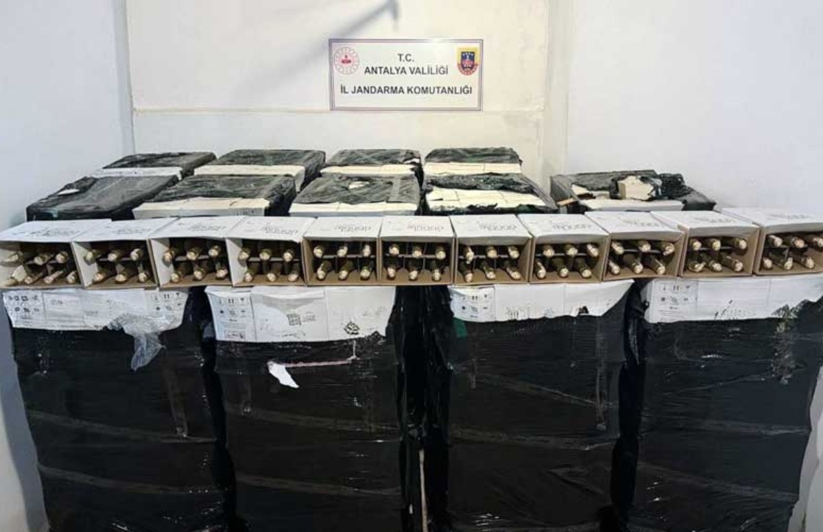 Otel deposunda 13 bin litre kaçak ve sahte şampanya ele geçirdi