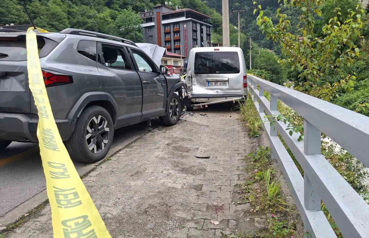 Arap turistleri taşıyan araç kaza yaptı... Biri ağır, 7 yaralı