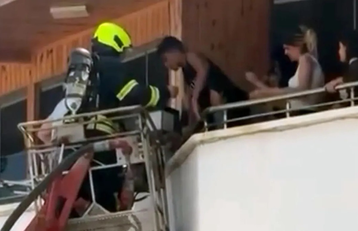 Otelde panik dolu anlar: Mahsur kalan 9 kişi kurtarıldı