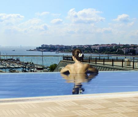 İstanbul Kalamış Marina Hotel’de sonsuzluk havuzu
