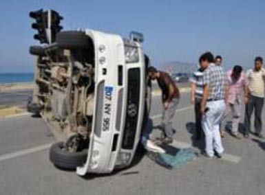 Tur minibüsü devrildi, 4'ü turist 5 yaralı...