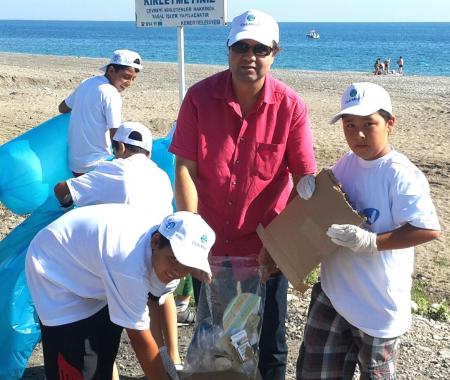 Kemer'de Kındılçeşme'den Club Med'e uzanan sahil temizliği