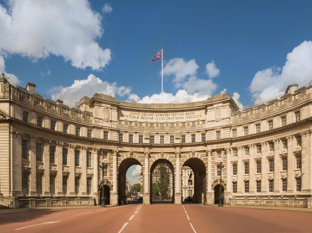 Londra'nın simge binası Waldorf Astoria oldu
