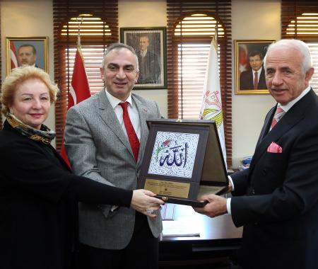 Nafi Güral'a Teşekkür Plaketi