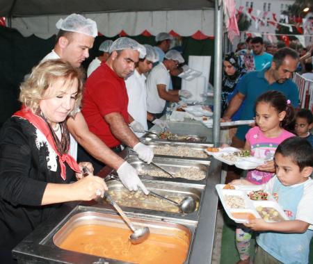 Nevin Akçelik’ten iftar