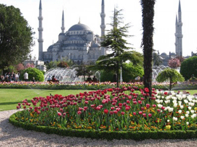 Sultanahmet Meydanı'nın zemini yenileniyor...  