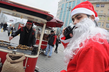 Yılbaşında turisti tacizden, telsizli Noel Baba koruyacak...