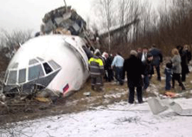 Rusya'da, 3 motoru arızalanan uçak binaya çakıldı...