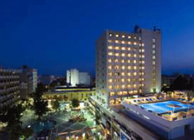Çalışanlarıyla birlikte proje üreten otel...