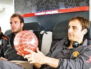 Manchester, THY için uçakta futbol oynadı...