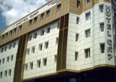 Otel sahibinin kendi oteli önünde feci ölümü...