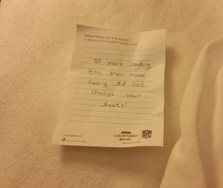 Otel odasında tedirgin eden not