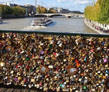 Paris'in sembolü, aşırı ilgiden çöktü