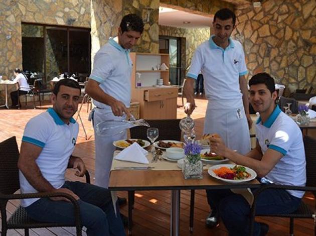 Personel oturdu patronlar servis yaptı