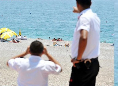 Antalya plajlarında dürbünlü gözetleme timi...