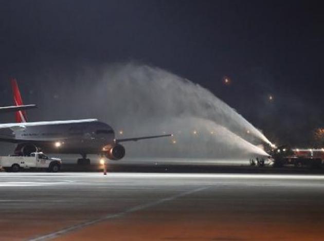 Rusya’dan ilk charter uçak Antalya’ya geldi