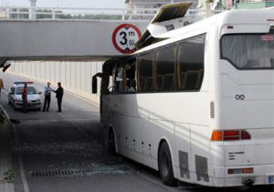 Turist dolu otobüs, geçide sıkıştı...  