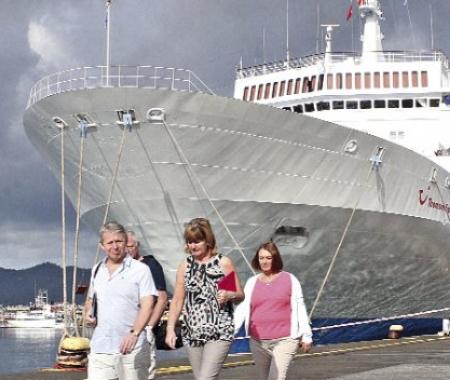 Sezonun ilk turisti denizden geldi