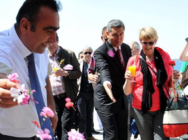 Sezonun ilk turistleri Bodrum'da çiçeklerle karşılandı