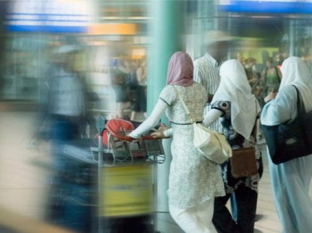 Suriyeliler bilet yalanıyla Arap turisti taciz ediyor