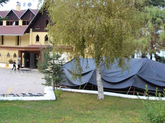 Suudi Kraliyet Ailesi otel bahçesinde çadır kurdu