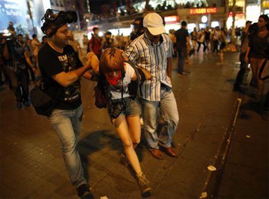 Taksim'de İsveçli turiste gözaltı...