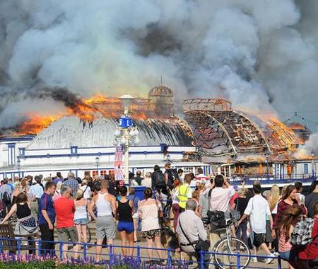 Tarihi Eastbourne iskelesi yandı