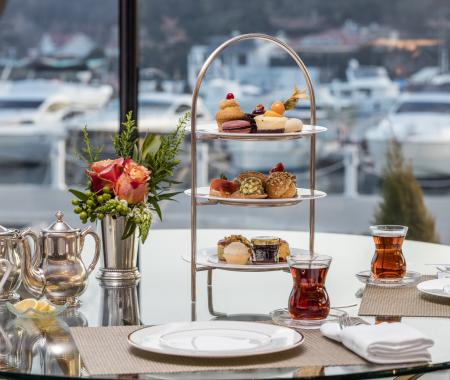 The Grand Tarabya'da akşamüstü çay saati