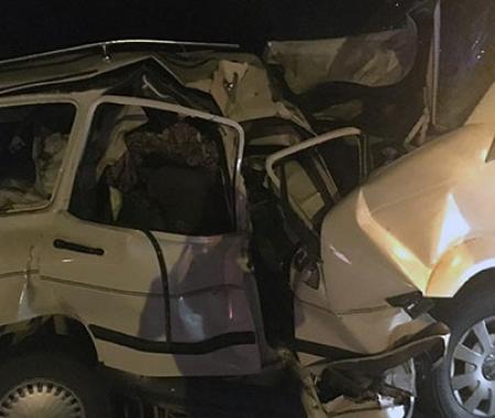 Tur minibüsü ile otomobil çarpıştı: 1 ölü