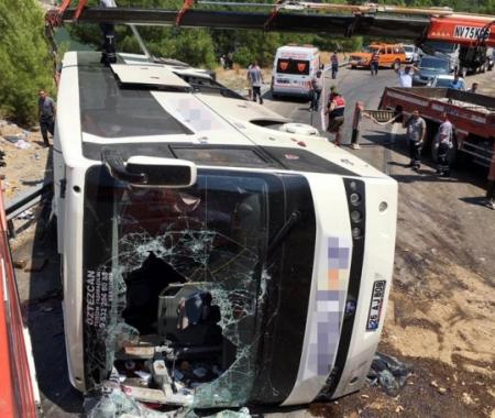 Tur otobüsü devrildi: 6 ölü, 20 yaralı