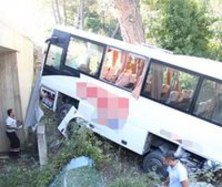 Tur otobüsü şarampole yuvarlandı