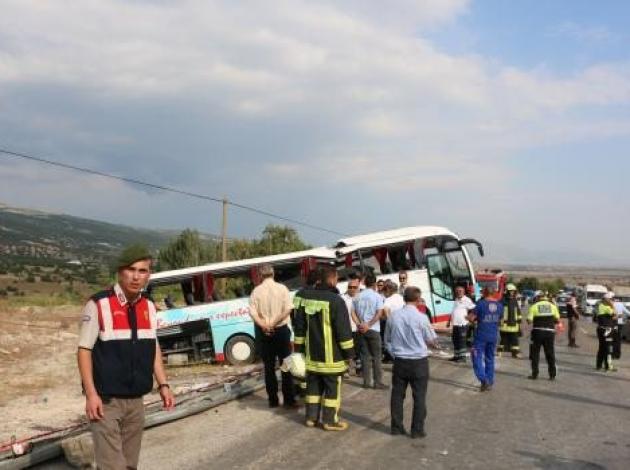 Tur otobüsü takla attı: 4 ölü