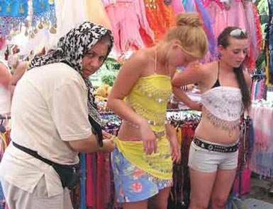 Turist alışverişe koştu...